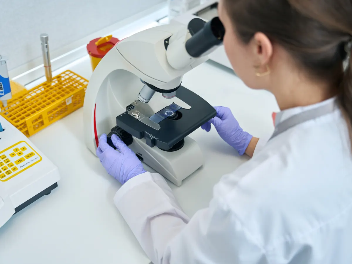 Profesional de Laboratorio Beldrio trabajando con un microscopio