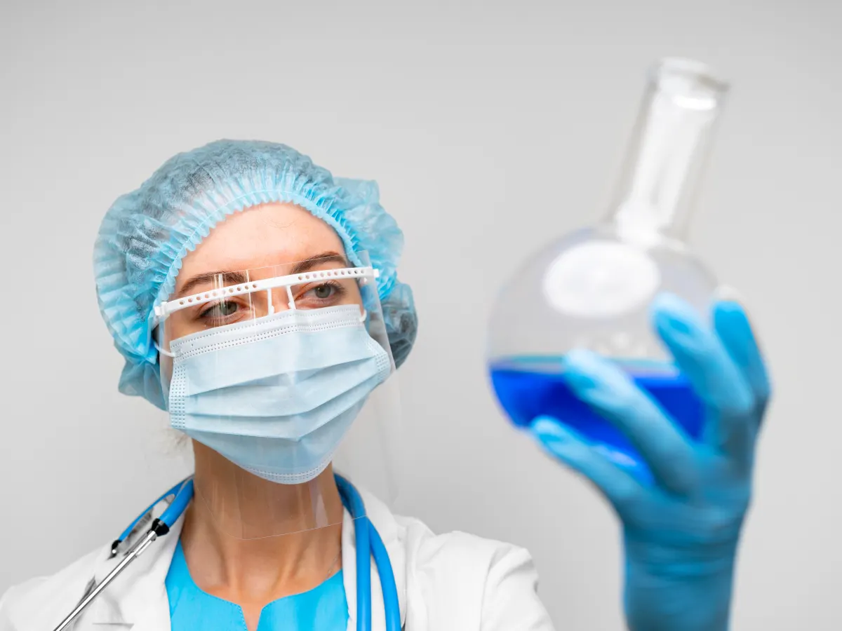 Profesional de Laboratorio Beldrio preparando una muestra