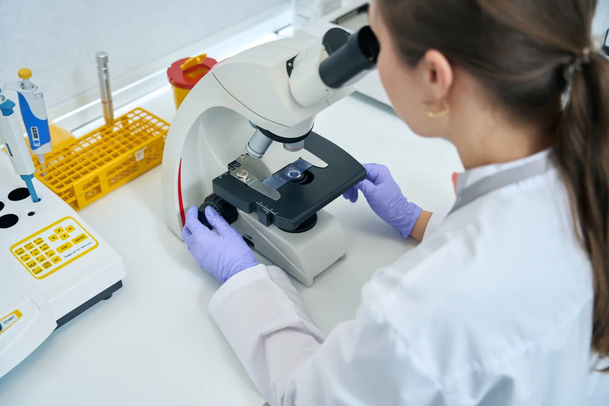 Profesional médica trabajando en el laboratorio